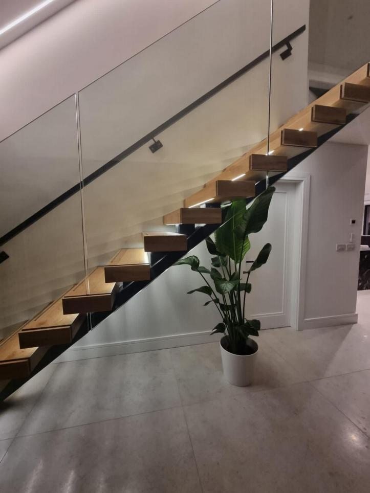Mono Stringer stairs With Glass railing